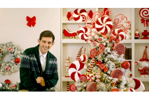 albero di natale con puntale a forma di composizione di dolci