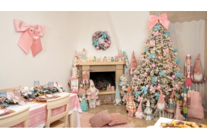 salotto con albero di natale addobbato di rosa bianco e viola
